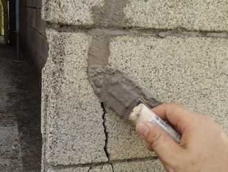 中野区　擁壁の補修と塗装　モルタルでひび割れの補修