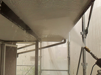 三鷹市　外壁塗装　天井部の高圧洗浄