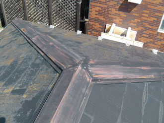 渋谷区　屋根塗装の事前調査　棟板金の塗膜が薄くなっている