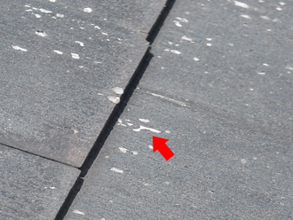 北区　屋根塗装の事前調査　スレートの化粧面が剥がれて下地が露出している