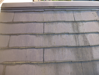 八王子市　外壁塗装と屋根塗装の事前調査　下屋のスレートが汚れている