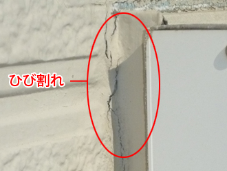 三鷹市　外壁塗装と屋根塗装の事前調査　目地のコーキングがひび割れしている
