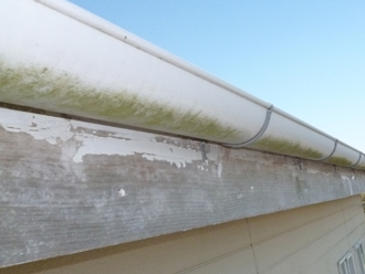 三鷹市　外壁塗装と屋根塗装の事前調査　破風板の塗膜が剥がれている