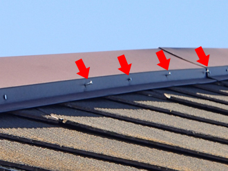 北区　屋根塗装の事前点検　棟板金の釘浮きが多数ある