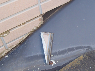 北区　屋根塗装の事前点検　外壁材の剥がれ