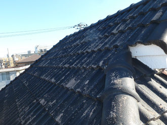 品川区　コンクリート瓦の屋根の点検　傾斜が急な北側の屋根