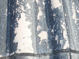 品川区　コンクリート瓦の屋根の点検　塗膜の剥がれた屋根材