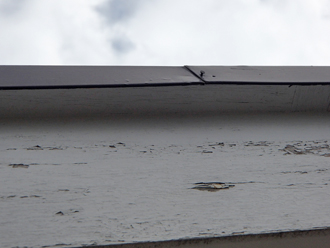 世田谷区　屋根塗装前の点検　破風板の塗膜が劣化している