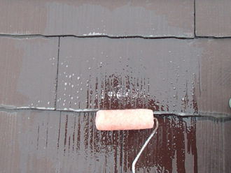 世田谷区　屋根塗装　ルーフマイルドシーラーで下塗り