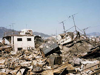 地震による倒壊と火災被害　災害写真データベースより