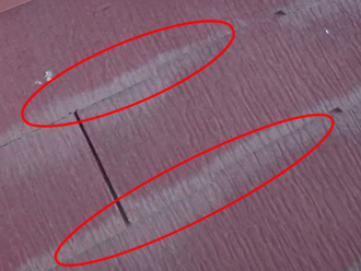 板橋区　屋根点検　水分が溜まって白く変色している