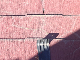 板橋区　屋根点検　スレートがひび割れしている