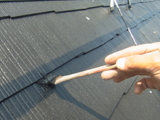 北区　屋根塗装　ルーフマイルドSiを使用　刷毛で細かい部分を塗装