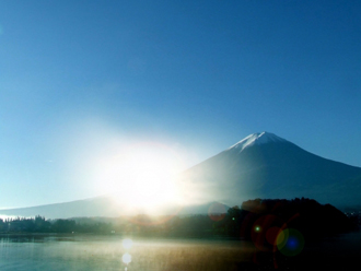 青空と富士山と日の出