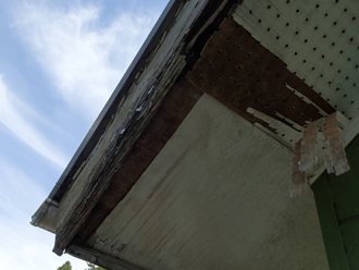 軒天剥がれ　屋根塗装　外壁塗装　ファインシリコンベスト　ミラノグリーン 　ファインパーフェクトトップ　ND218　ケンエース　シリコンセラUV　外壁の色　グリーン　屋根の色