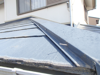 屋根塗装のサイン　屋根塗装　雨漏り　屋根補修　棟板金飛散　塗膜の剥がれ　棟板金釘浮き