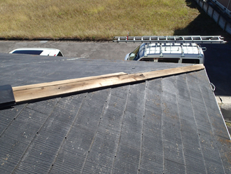 屋根塗装　雨漏り　屋根補修　棟板金飛散
