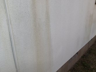 外壁塗装　外壁の汚れ　セルクリーニング機能　雨で汚れを洗い流す