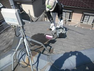 江戸川区　屋根塗装　シーラーによる下塗り