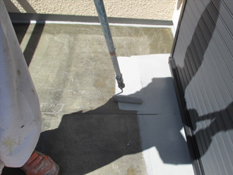 江戸川区　バルコニーの床の塗装 フロアトップ5000を床に塗布