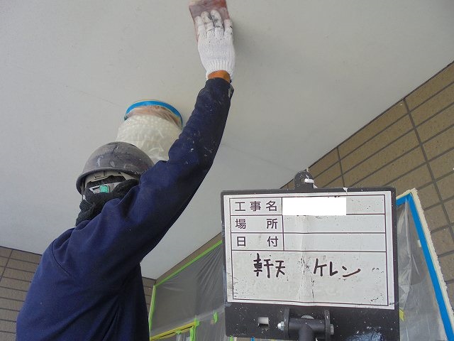 熊本市東区の住宅街で軒天の塗装を行いました。