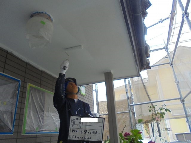 軒天上塗り1回目