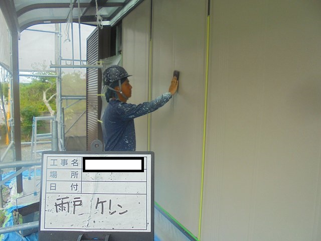 宇土市岩古曽町で断熱雨戸の塗装を行いました。