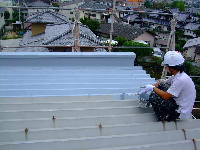 折板屋根下塗り
