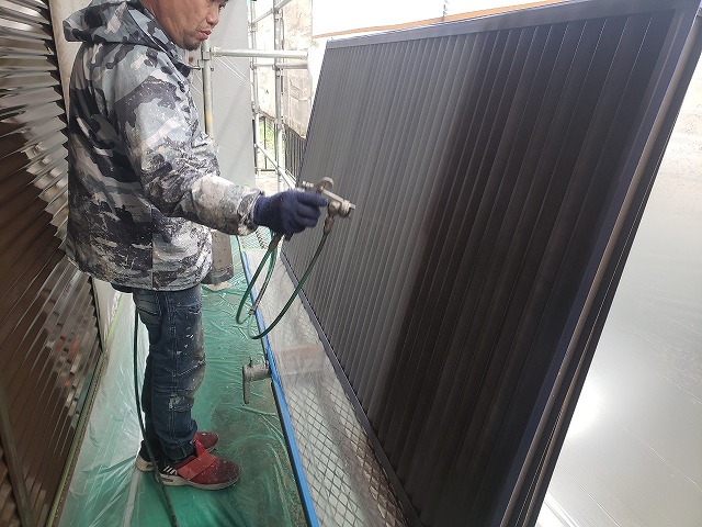 熊本市東区雨戸吹き付け中塗り