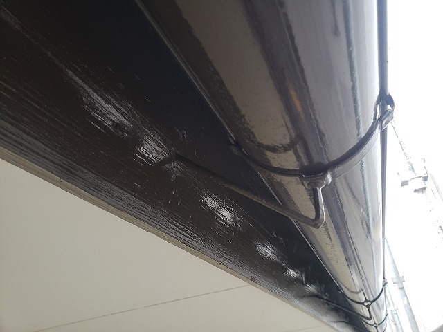 熊本市東区　鮮やかさを失った鼻隠しと雨樋の塗装工事│雨漏りと外壁の劣化を防ぐ