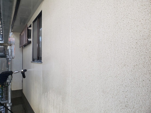 モルタル外壁洗浄。汚れは徹底的に落とす