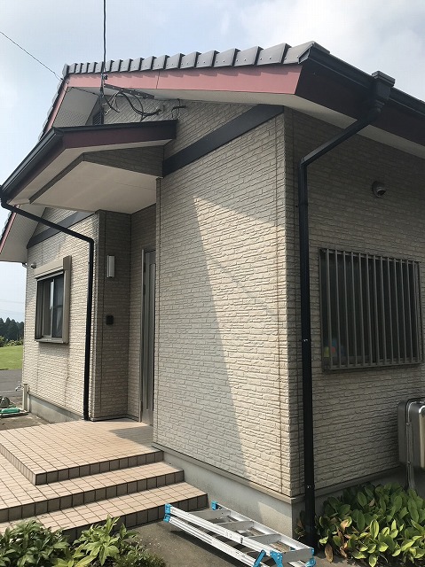 熊本市南区で平屋建ての住宅をお客様とご相談の上予算内で抑えるため足場代を節約してファインパーフェクトトップを外壁塗装しました。