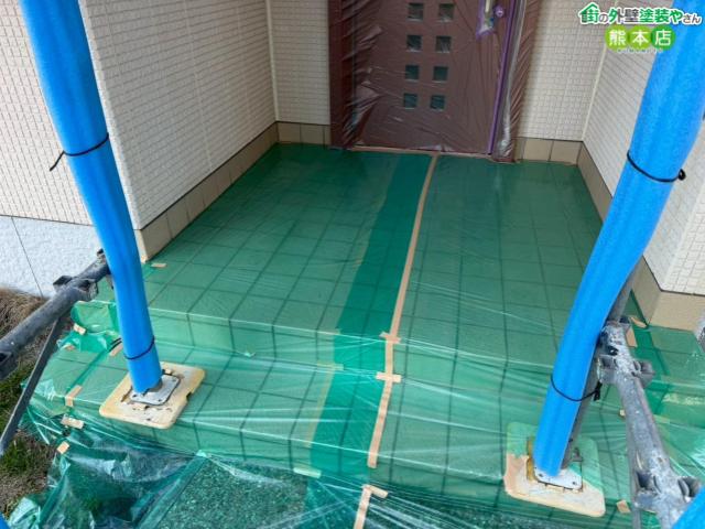 【合志市】チョーキングが進んだサイディング外壁の養生作業。窓も玄関も「開けられる養生」で暮らしに配慮