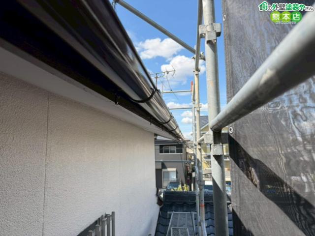 【熊本市東区】色褪せた雨樋を無機塗料で塗装。家全体の印象を引き締める仕上げの一手