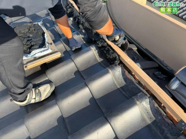 【熊本市東区】地震でズレた瓦屋根の棟を取り直し。冠瓦1本伏せ工法で雨漏りのもう一つの原因を解消