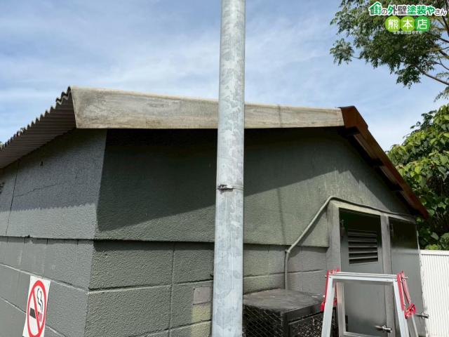 【マクドナルド東バイパス店】車の衝突で割れた小屋の屋根修理で現場調査|波型スレートの部分交換と無機塗料での再生プランをご提案