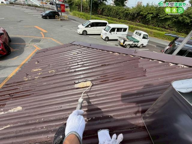 【マクドナルド東バイパス店】塗膜が剥がれた小屋の波型スレート屋根を下塗り|無機塗料の密着力を引き出す丁寧な一塗り