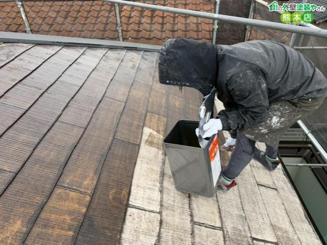 【現場レポート④】熊本市東区｜色褪せ・コケが発生したスレート屋根の下塗り！美しい仕上がりの土台づくり