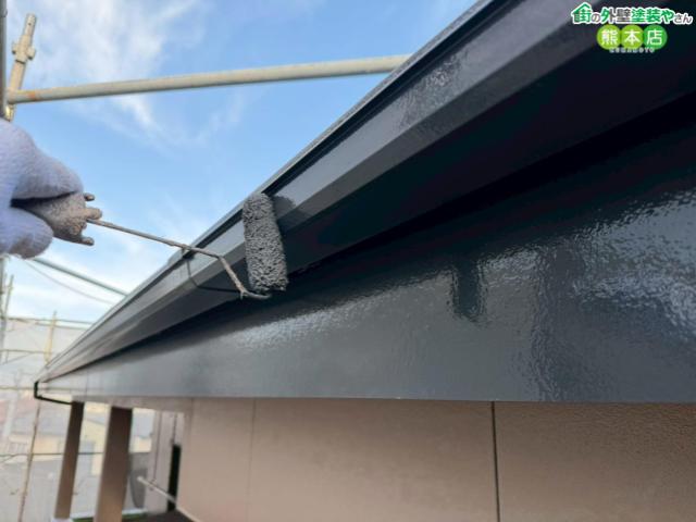 【熊本市北区】色褪せた雨樋を無機塗料で塗装！顔が映り込むほどの艶感仕上げ【熊本市北区】色褪せた雨樋を無機塗料で塗装！顔が映り込むほどの艶感仕上げ