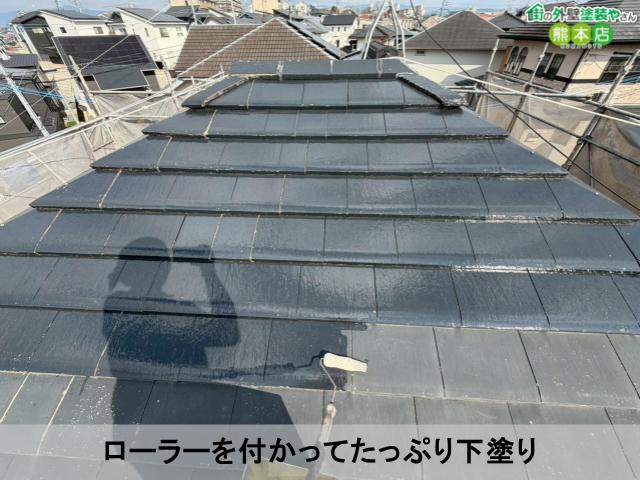 ローラーを付かってたっぷり下塗り