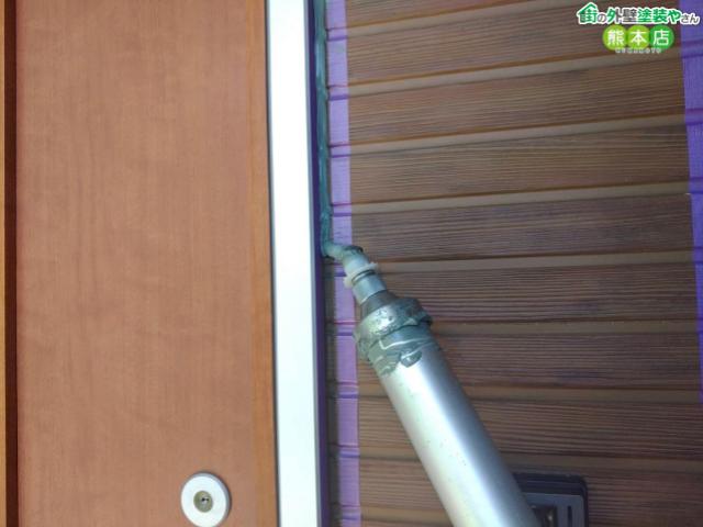 【熊本市南区】劣化したサイディングのコーキング打ち替え。隙間も気泡も許さない充填の技