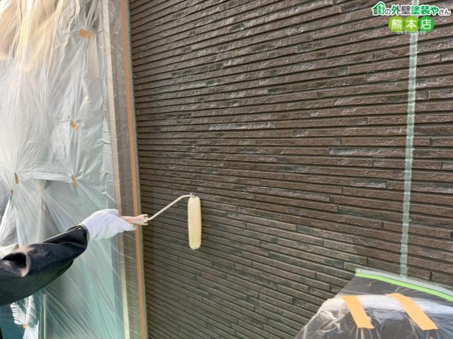 【熊本市南区】日差しで傷んだサイディング外壁の下塗り。シーラー2回塗りでムラを徹底防止
