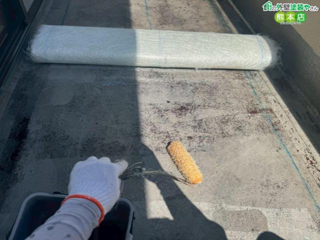 【熊本市南区城南町】雨漏りしたベランダをワンプライ工法で防水｜下塗りからシート敷設まで