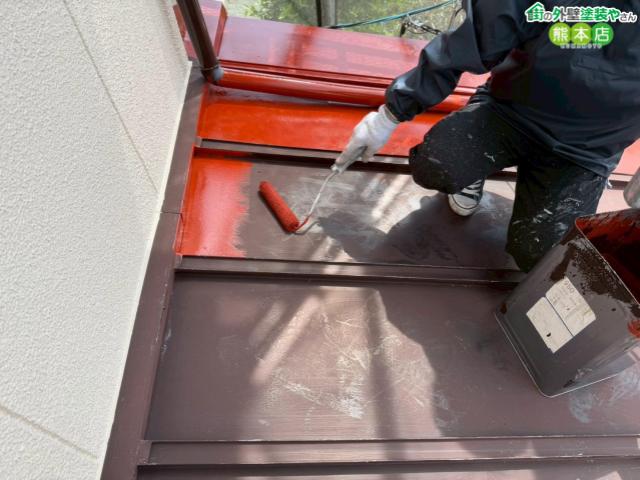 【熊本市南区】錆が出た瓦棒屋根の下塗り。ケレンで錆を徹底除去、防錆プライマーで長持ちする土台づくり