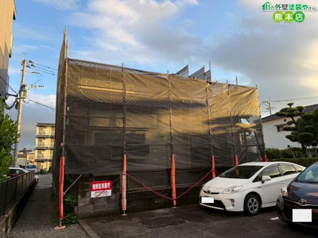 【熊本市南区】クラックが進んだモルタル外壁の塗装工事がスタート。安全と品質を支える足場仮設と、心を込めた挨拶回り
