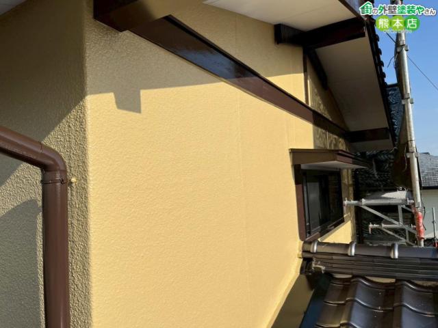 【熊本市南区】色褪せたモルタル外壁の中塗り・上塗りでお家が大変身！仕上げ工程レポート
