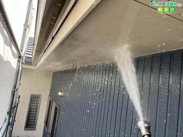 【上益城郡益城町】ひび割れた外壁の高圧洗浄。業務用高圧洗浄機で塗料の密着力を高める下準備