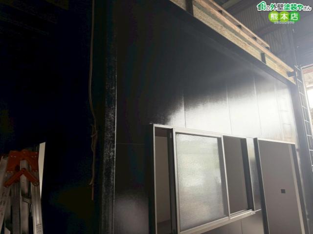 【玉名市】新設の石膏ボードが艶有りの黒へ大変身。内装の中塗り＆上塗りで真っ黒な空間が完成