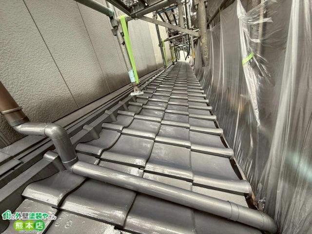宇土市瓦屋根吹き付け中上塗り後の写真
