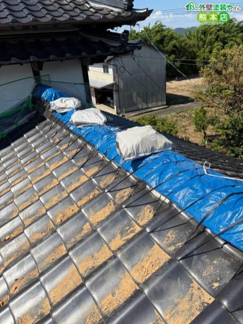 【八代市】地震で脱落した瓦の撤去とブルーシート養生。台風前に住まいを守る応急処置